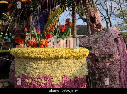 Noordwijkerhout, Niederlande - 21. April 2023: Blumendekorationen für die abendliche beleuchtete Blumenparade Bollenstreek in Noordwijkerhout vorbereitet Stockfoto