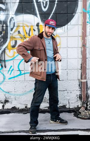 Junger Mann mit Mütze Bronx, New York City, New York, USA. Straßenporträt eines jungen Asult-Mannes, der nach Gigs sucht. MRYES New York City Roosevelt Ave, Queens New York Vereinigte Staaten von Amerika Copyright: XGuidoxKoppesx Stockfoto