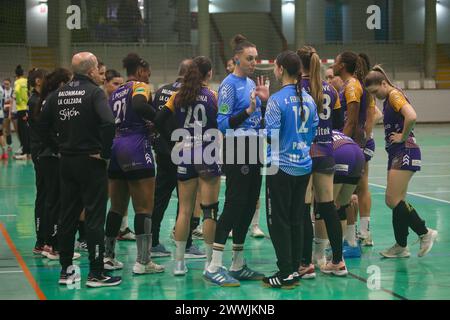 Gijón, Spanien. März 2024. Die Spieler von Motive.Co Gijón Balonmano La Calzada vor Beginn des Spiels während des 22. Spieltages der Liga Guerreras Iberdrola 2023-24 zwischen Motive.Co Gijón Balonmano La Calzada und KH-7 BM. Granollers, am 23. März 2024 im La Arena Pavillon in Gijón, Spanien. (Foto: Alberto Brevers/Pacific Press/SIPA USA) Credit: SIPA USA/Alamy Live News Stockfoto