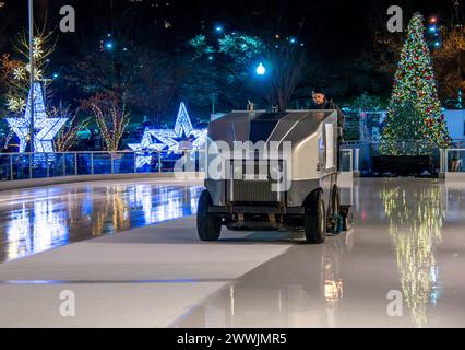 Zamboni räumt das Eis auf der Pentagon City Eislaufbahn Stockfoto