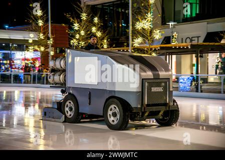 Zamboni räumt das Eis auf der Pentagon City Eislaufbahn Stockfoto