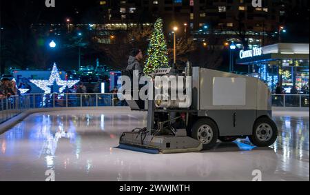 Zamboni räumt das Eis auf der Pentagon City Eislaufbahn Stockfoto