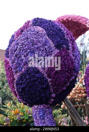 Noordwijkerhout, Niederlande - 21. April 2023: Dekorationen aus Tulpen und Hyazinthen vor der abendlichen beleuchteten Blumenparade Bollens Stockfoto