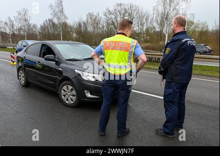 Leipzig - Großkontrolle auf der B2 bei Leipzig: Polizei kontrolliert hunderte Autos und Fahrer 21.03.2024 gegen 10,30 Uhr Leipzig, B2 über 100 Polizisten und Beamte des Zolls haben am Donnerstag eine Großkontrolle auf der Bundesstraße 2 in Leipzig durchgeführt. Nach Angaben von Michael Fengler, Leiter der Verkehrspolizeiinspektion, legen die Beamten beim sachsenweiten Fahndungs-und Kontrolltag vor allem den Fokus auf Autofahrer, mögliche Alkohol- und Drogenverstöße, kontrollieren aber auch unter anderem die Ladungssicherung oder das Mitführen von Warnweste und Verbandskasten. Leipzig Sachsen D Stockfoto