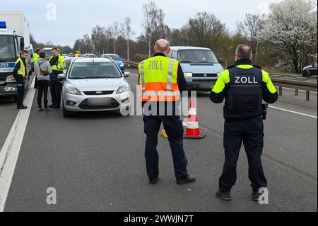 Leipzig - Großkontrolle auf der B2 bei Leipzig: Polizei kontrolliert hunderte Autos und Fahrer 21.03.2024 gegen 10,30 Uhr Leipzig, B2 über 100 Polizisten und Beamte des Zolls haben am Donnerstag eine Großkontrolle auf der Bundesstraße 2 in Leipzig durchgeführt. Nach Angaben von Michael Fengler, Leiter der Verkehrspolizeiinspektion, legen die Beamten beim sachsenweiten Fahndungs-und Kontrolltag vor allem den Fokus auf Autofahrer, mögliche Alkohol- und Drogenverstöße, kontrollieren aber auch unter anderem die Ladungssicherung oder das Mitführen von Warnweste und Verbandskasten. Leipzig Sachsen D Stockfoto