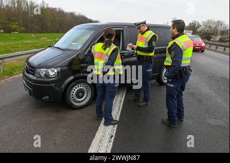 Leipzig - Großkontrolle auf der B2 bei Leipzig: Polizei kontrolliert hunderte Autos und Fahrer 21.03.2024 gegen 10,30 Uhr Leipzig, B2 über 100 Polizisten und Beamte des Zolls haben am Donnerstag eine Großkontrolle auf der Bundesstraße 2 in Leipzig durchgeführt. Nach Angaben von Michael Fengler, Leiter der Verkehrspolizeiinspektion, legen die Beamten beim sachsenweiten Fahndungs-und Kontrolltag vor allem den Fokus auf Autofahrer, mögliche Alkohol- und Drogenverstöße, kontrollieren aber auch unter anderem die Ladungssicherung oder das Mitführen von Warnweste und Verbandskasten. Leipzig Sachsen D Stockfoto