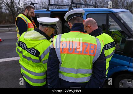 Leipzig - Großkontrolle auf der B2 bei Leipzig: Polizei kontrolliert hunderte Autos und Fahrer 21.03.2024 gegen 10,30 Uhr Leipzig, B2 über 100 Polizisten und Beamte des Zolls haben am Donnerstag eine Großkontrolle auf der Bundesstraße 2 in Leipzig durchgeführt. Nach Angaben von Michael Fengler, Leiter der Verkehrspolizeiinspektion, legen die Beamten beim sachsenweiten Fahndungs-und Kontrolltag vor allem den Fokus auf Autofahrer, mögliche Alkohol- und Drogenverstöße, kontrollieren aber auch unter anderem die Ladungssicherung oder das Mitführen von Warnweste und Verbandskasten. Leipzig Sachsen D Stockfoto