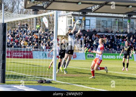 Sophia Kleinherne (Eintracht Frankfurt, 4) Stina Johannes (Eintracht Frankfurt, 1) Lea Schüller (FC Bayern München, 11) ; Google Pixel Frauen-Bundesli Stockfoto