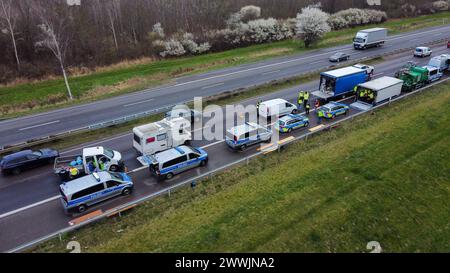 Leipzig - Großkontrolle auf der B2 bei Leipzig: Polizei kontrolliert hunderte Autos und Fahrer 21.03.2024 gegen 10,30 Uhr Leipzig, B2 über 100 Polizisten und Beamte des Zolls haben am Donnerstag eine Großkontrolle auf der Bundesstraße 2 in Leipzig durchgeführt. Nach Angaben von Michael Fengler, Leiter der Verkehrspolizeiinspektion, legen die Beamten beim sachsenweiten Fahndungs-und Kontrolltag vor allem den Fokus auf Autofahrer, mögliche Alkohol- und Drogenverstöße, kontrollieren aber auch unter anderem die Ladungssicherung oder das Mitführen von Warnweste und Verbandskasten. Leipzig Sachsen D Stockfoto