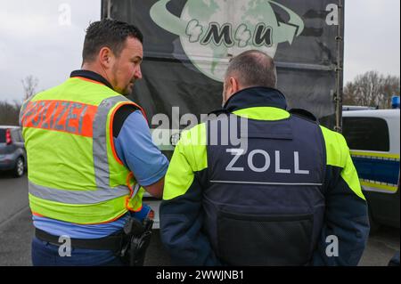 Leipzig - Großkontrolle auf der B2 bei Leipzig: Polizei kontrolliert hunderte Autos und Fahrer 21.03.2024 gegen 10,30 Uhr Leipzig, B2 über 100 Polizisten und Beamte des Zolls haben am Donnerstag eine Großkontrolle auf der Bundesstraße 2 in Leipzig durchgeführt. Nach Angaben von Michael Fengler, Leiter der Verkehrspolizeiinspektion, legen die Beamten beim sachsenweiten Fahndungs-und Kontrolltag vor allem den Fokus auf Autofahrer, mögliche Alkohol- und Drogenverstöße, kontrollieren aber auch unter anderem die Ladungssicherung oder das Mitführen von Warnweste und Verbandskasten. Leipzig Sachsen D Stockfoto