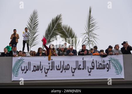 Al Hamdaniya, Irak. März 2024. Irakische Christen nehmen an der Palmensonntagsprozession im Bezirk Al-Hamdaniya Teil, auch bekannt als Qaraqosh, etwa 35 km südöstlich von Mossul. Quelle: SOPA Images Limited/Alamy Live News Stockfoto