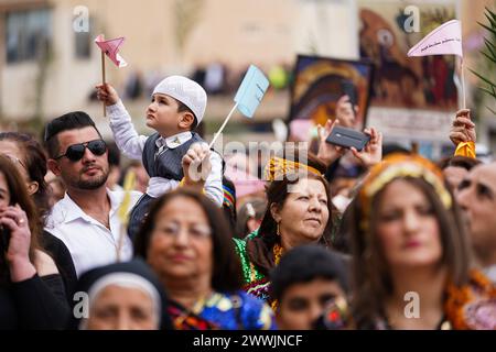 Al Hamdaniya, Irak. März 2024. Irakische Christen nehmen an der Palmensonntagsprozession im Bezirk Al-Hamdaniya Teil, auch bekannt als Qaraqosh, etwa 35 km südöstlich von Mossul. Quelle: SOPA Images Limited/Alamy Live News Stockfoto