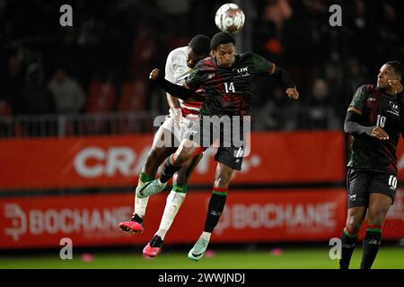 ALMERE - (l-r) Anfernee Dijksteel aus Suriname, Alvyn Lamasine aus Martinique während des Freundschaftsspiels zwischen Suriname und Martinique im Almere City FC Stadium am 24. März 2024 in Almere, Niederlande. ANP | Hollandse Hoogte | GERRIT VAN COLOGNE Stockfoto