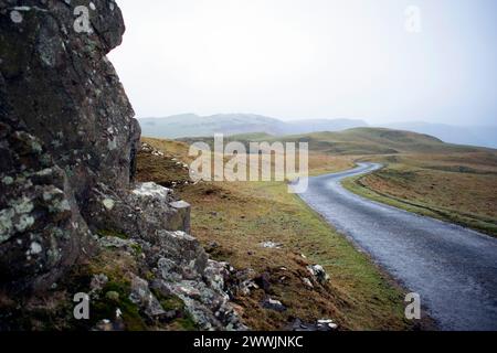 Gewundene Straße inmitten der rauen Natur im Norden Großbritanniens Stockfoto