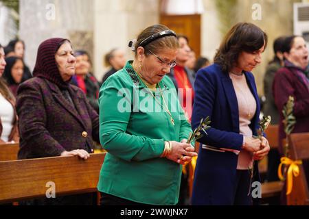 Al Hamdaniya, Irak. März 2024. Irakische Christen nehmen an der Palmensonntagsmesse im Bezirk Al-Hamdaniya Teil, auch bekannt als Qaraqosh, etwa 35 km südöstlich von Mossul. (Foto: Ismael Adnan/SOPA Images/SIPA USA) Credit: SIPA USA/Alamy Live News Stockfoto