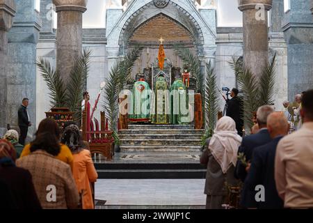 Al Hamdaniya, Irak. März 2024. Irakische Christen nehmen an der Palmensonntagsmesse im Bezirk Al-Hamdaniya Teil, auch bekannt als Qaraqosh, etwa 35 km südöstlich von Mossul. (Foto: Ismael Adnan/SOPA Images/SIPA USA) Credit: SIPA USA/Alamy Live News Stockfoto