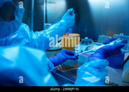 Labormitarbeiter verwenden bei ihrer Arbeit einen Pipettenspender Stockfoto