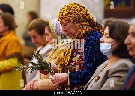 Al Hamdaniya, Irak. März 2024. Irakische Christen nehmen an der Palmensonntagsmesse im Bezirk Al-Hamdaniya Teil, auch bekannt als Qaraqosh, etwa 35 km südöstlich von Mossul. (Foto: Ismael Adnan/SOPA Images/SIPA USA) Credit: SIPA USA/Alamy Live News Stockfoto