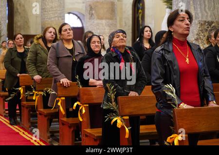 Al Hamdaniya, Irak. März 2024. Irakische Christen nehmen an der Palmensonntagsmesse im Bezirk Al-Hamdaniya Teil, auch bekannt als Qaraqosh, etwa 35 km südöstlich von Mossul. (Foto: Ismael Adnan/SOPA Images/SIPA USA) Credit: SIPA USA/Alamy Live News Stockfoto