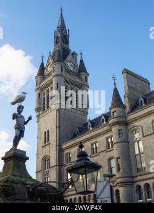 Hering Gull und Mannie the Green Statue auf der alten Zisterne vor dem Stadthaus von Aberdeen, Castlegate, Stadtzentrum von Aberdeen, Aberdeenshire, Schottland, UK Stockfoto