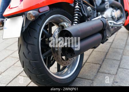 Warschau, Polen - 6. August 2023: Ein Harley Davidson Motorrad steht auf einem Parkplatz, detaillierte Rückansicht. Stockfoto