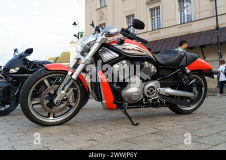 Warschau, Polen - 6. August 2023: Ein Harley Davidson Motorrad parkt auf einem Parkplatz, Seitenansicht. Stockfoto