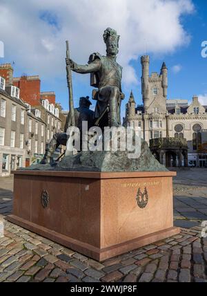 Das Gordon Highlanders Monument von Mark Richards, vor der Zitadelle von Aberdeen und dem Mercat Cross, Castle Street, Castlegate, Aberdeen, Schottland, UK Stockfoto