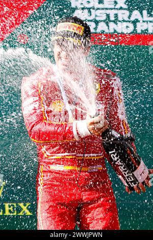 Melbourne, Victoria, Australien. März 2024. Carlos Sainz aus Spanien und Scuderia Ferrari nach dem Gewinn des Großen Preises von Australien 2024 im Albert Park in Melbourne, Australien (Bild: © Chris Putnam/ZUMA Press Wire) NUR REDAKTIONELLE VERWENDUNG! Nicht für kommerzielle ZWECKE! Stockfoto