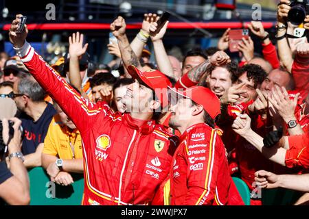 Melbourne, Victoria, Australien. März 2024. Carlos Sainz aus Spanien und Charles Leclerc aus Monaco von Scuderia Ferrari nach dem Gewinn des Großen Preises von Australien 2024 im Albert Park in Melbourne, Australien (Bild: © Chris Putnam/ZUMA Press Wire) NUR REDAKTIONELLE VERWENDUNG! Nicht für kommerzielle ZWECKE! Stockfoto