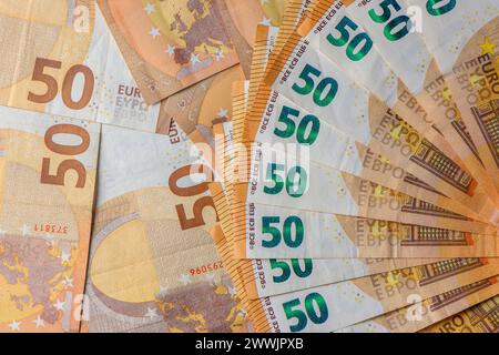 50-Euro-Banknoten werden vor dem Hintergrund von Papierrechnungen aufgefächert 8 Stockfoto