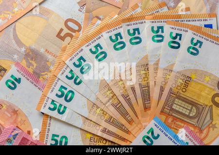 50-Euro-Banknoten werden vor dem Hintergrund von Papierrechnungen aufgefächert 7 Stockfoto