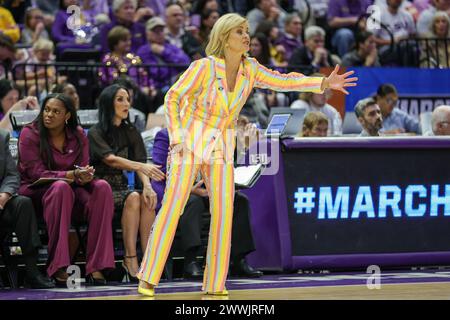 Baton Rouge, LA, USA. März 2024. Kim Mulkey, Head Coach der LSU, argumentiert einen Aufruf während der zweiten Runde des NCAA Women's March Madness Turniers zwischen den Blue Raiders und den LSU Tigers im Pete Maravich Assembly Center in Baton Rouge, LA. Jonathan Mailhes/CSM/Alamy Live News Stockfoto