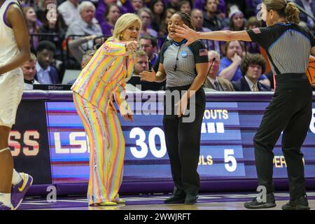 Baton Rouge, LA, USA. März 2024. Kim Mulkey, Head Coach der LSU, argumentiert einen Aufruf während der zweiten Runde des NCAA Women's March Madness Turniers zwischen den Blue Raiders und den LSU Tigers im Pete Maravich Assembly Center in Baton Rouge, LA. Jonathan Mailhes/CSM/Alamy Live News Stockfoto