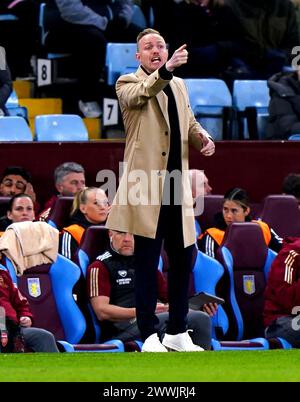 Arsenal-Manager Jonas Eidevall ist beim Spiel der Barclays Women's Super League im Villa Park in Birmingham auf der Touchline. Bilddatum: Sonntag, 24. März 2024. Stockfoto