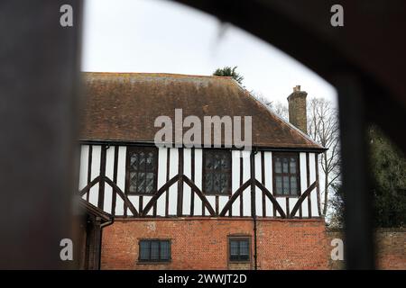 Prittlewell Priory Park, Southend-on-Sea Essex UK - Außenansicht der Priory mit Holz und Ziegelwerk Stockfoto