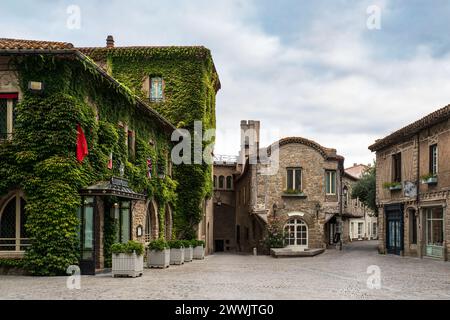 Architektur eines alten Hauses im Zentrum der Stadt Carcassonne in Frankreich Stockfoto