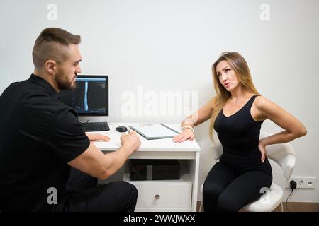 Physiotherapeut führt eine Beratung in einem hellen Büro durch Stockfoto