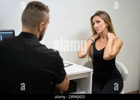 Patientenberatung bei einem Physiotherapeuten in einem Rehabilitationszentrum Stockfoto
