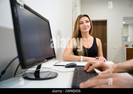 Patientin bei Sprechstunde in einem Rehabilitationszentrum Stockfoto