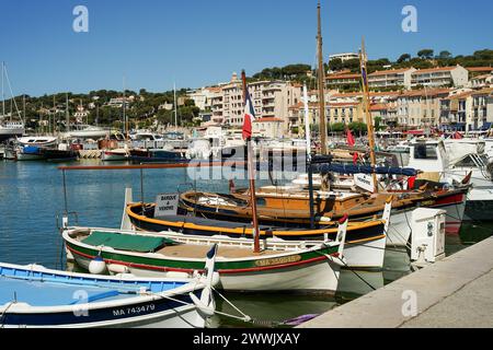 Cassis, Provence, Frankreich - 21. Juni 2021: Historischer Fischerhafen, beliebtes Touristenziel an der französischen Riviera Stockfoto