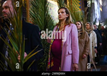 Krakau, Polen. März 2024. Eine schwangere Frau mit traditionellem Palmenopfer und anderen, die an der traditionellen Palmensonntagsfeier in St. Franziskus-Basilika in Krakau. Während des Palmensonntags, der auch als Sonntag der Passion des Herrn bezeichnet wird, nehmen die Teilnehmer an einer heiligen Messe Teil und gehen in der Prozession mit Palmblättern oder handgewebten Palmen aus einer Vielzahl von Blumen und Pflanzen. (Kreditbild: © Beata Zawrzel/ZUMA Press Wire) NUR REDAKTIONELLE VERWENDUNG! Nicht für kommerzielle ZWECKE! Stockfoto