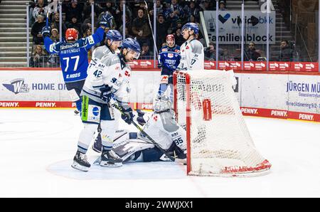 Villingen-Schwenningen, Deutschland, 24. März 2024: In der 31. Spielminute mussten Torhüter #35 Miska Hunter und #42 Cole Fonstad (beide Straubing) eine Niederlage einräumen. #94 Phil Hungerecker (Schwenningen) erzielt 1:4. (Foto: Andreas Haas/dieBildmanufaktur) Credit: DieBildmanufaktur/Alamy Live News Stockfoto