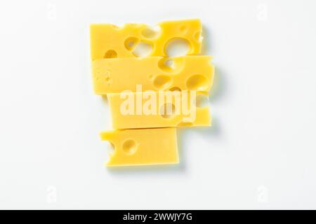 Käse mit großen Löchern auf weißem Hintergrund. Kunstkonzept Stockfoto