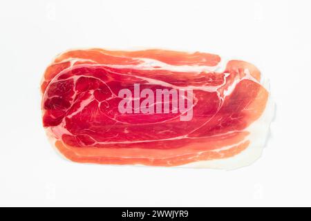 Prosciutto crudo. Ungekochter, ungerauchter und getrockneter Schinken auf weißem Schinken Stockfoto