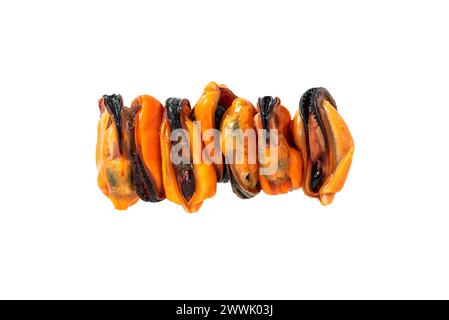 Geschälte Muscheln mit Zitrone und Dill auf weißem Hintergrund Stockfoto