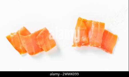Geräucherter Lachs auf weißem Hintergrund Stockfoto