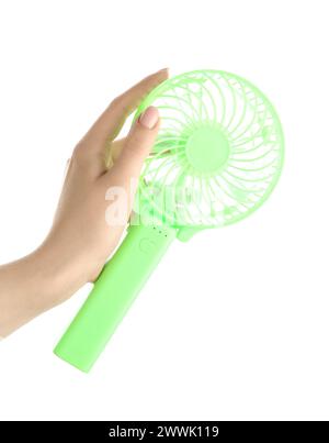 Weibliche Hand mit Mini-grünem Elektroventilator auf weißem Hintergrund Stockfoto