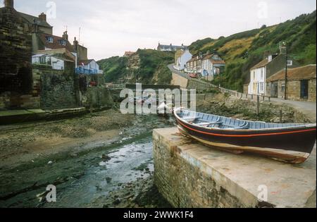 1982 Archivfoto von Ebbe in Staithes, North Yorkshire. Stockfoto