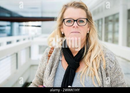 ICSI Patient Waiting Rotterdam, Niederlande. Weibliche ICSI-Patientin auf dem Weg zu einem medizinischen Echo im Rahmen ihres ICSI-Verfahrens. MRYES Rotterdam Erasmus Medical Centre Zuid-Holland Nederland Copyright: XGuidoxKoppesx Stockfoto