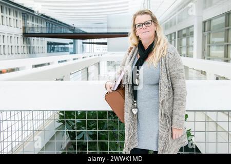 ICSI Patient Waiting Rotterdam, Niederlande. Weibliche ICSI-Patientin auf dem Weg zu einem medizinischen Echo im Rahmen ihres ICSI-Verfahrens. MRYES Rotterdam Erasmus Medical Centre Zuid-Holland Nederland Copyright: XGuidoxKoppesx Stockfoto